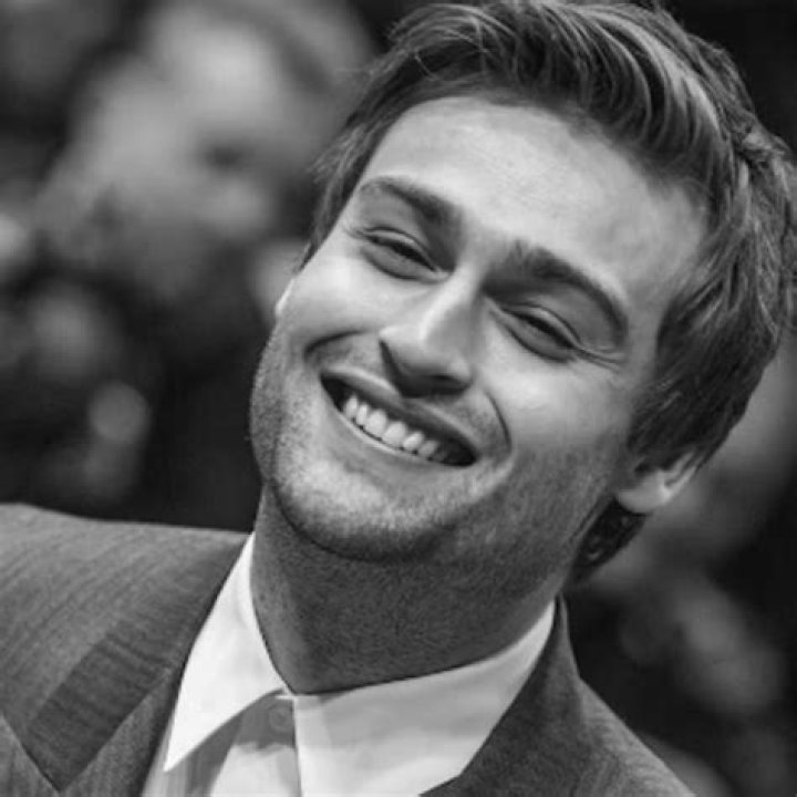 Douglas Booth Net Worth