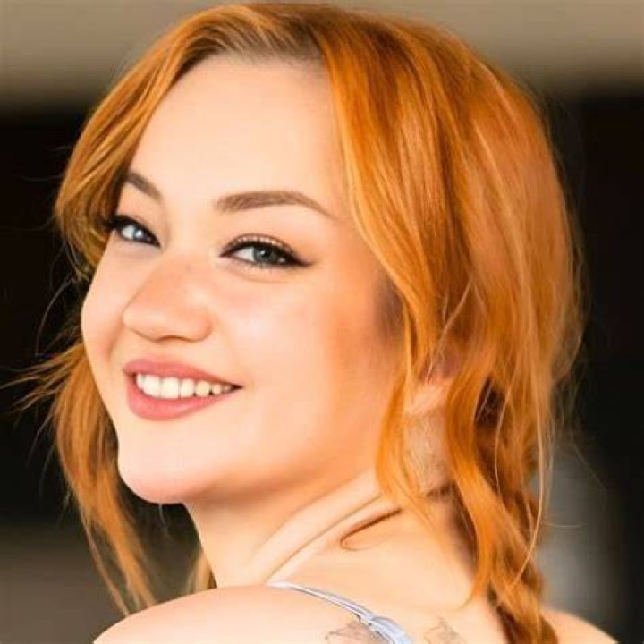 Emma Magnolia Images celebzbiography